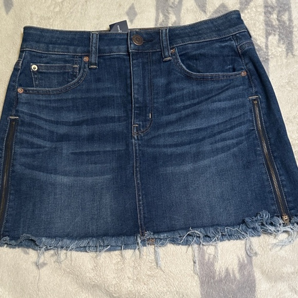 NWT. American Eagle Outfitters Dark Blue jean Mini Skirt w / frayed hem size 6
